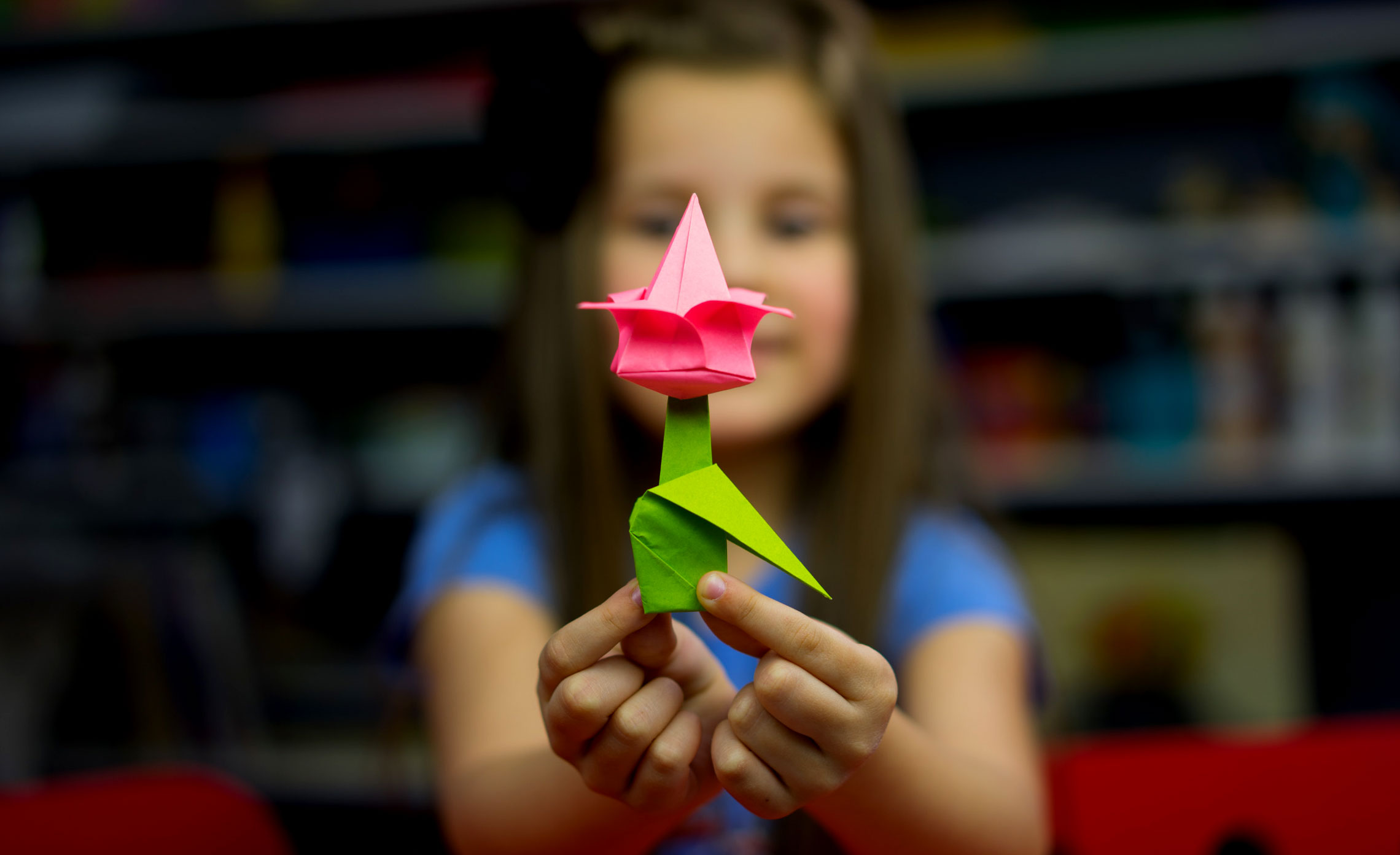 Um Professor Ao Fazer Uma Atividade De Origami EDUCA